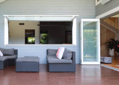 Bi-fold doors with gas strut windows